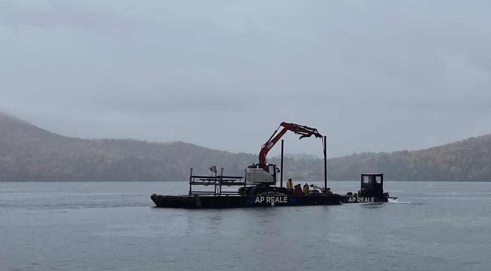 A floating crane for AP Reale
