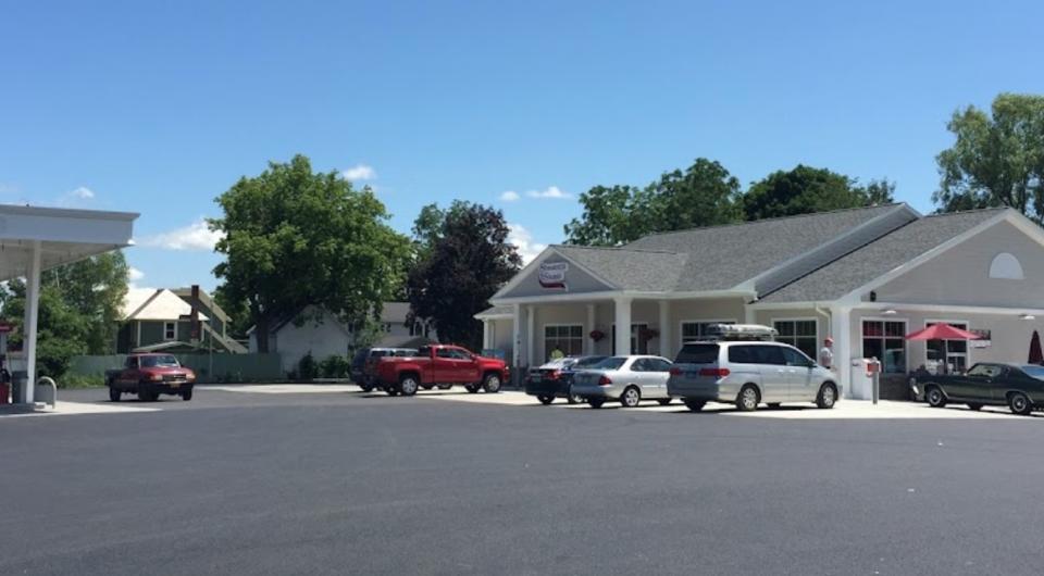 The exterior and parking space of Stewart's Shops Ticonderoga.