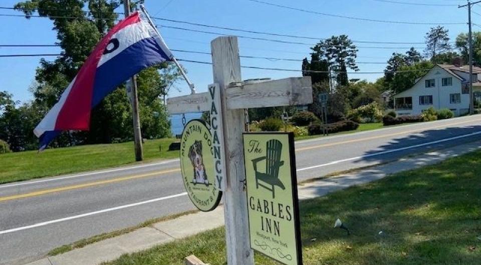Sign post displaying signs for Mountain Dog Restaurant & The Gables Inn.
