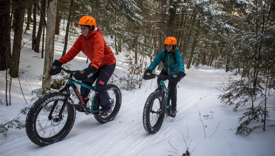 Two people on fat tire bikes in the winter