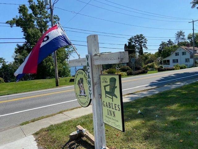 Sign post displaying signs for Mountain Dog Restaurant & The Gables Inn.